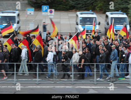 Chemnitz, in Sassonia. Xiv Sep, 2018. 14 settembre 2018, Germania, Chemnitz: i partecipanti di una dimostrazione della destra populista movimento Pro Chemnitz marzo attraverso la città. Credito: ---/dpa/Alamy Live News Foto Stock