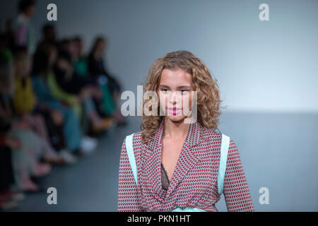 Londres, Inglaterra. Xiv Sep, 2018. Marta Jakubowski&#39;s fashihn mostra al London Fashion Week Settembre 2018 tenutasi a BFC visualizza lo spazio, l'Strandndon, Inghilterra. Credito: Richaichard Callis/FotoArena/Alamy Live News Foto Stock