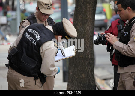 Buenos Aires, Buenos Aires, Argentina. Xiv Sep, 2018. Presunto delinquente feriti sparando contro la 14a precinct funzionario di polizia. Le riprese in pieno giorno, è accaduto dopo la rapina in un ristorante in zona. Credito: Claudio Santisteban/ZUMA filo/Alamy Live News Foto Stock