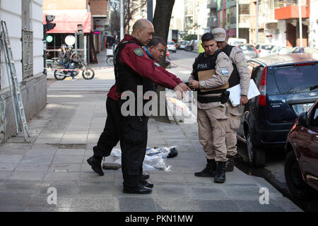 Buenos Aires, Buenos Aires, Argentina. Xiv Sep, 2018. Presunto delinquente feriti sparando contro la 14a precinct funzionario di polizia. Le riprese in pieno giorno, è accaduto dopo la rapina in un ristorante in zona. Credito: Claudio Santisteban/ZUMA filo/Alamy Live News Foto Stock