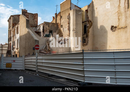 Perpignan, Francia, Spagna. 9 Sep, 2018. Una recinzione metallica visto intorno agli edifici designati per la demolizione nel quartiere storico di Saint-Jacques.il municipio di Perpignan, Francia, ha riavviato un nuovo la riabilitazione del centro storico di Perpignan, che riguarda principalmente il quartiere Saint-Jacques. Ci sono numerosi manifesti per le strade chiedendo che Saint-Jacques non essere distrutto nonostante le cattive condizioni degli edifici. Credito: Paco Freire SOPA/images/ZUMA filo/Alamy Live News Foto Stock