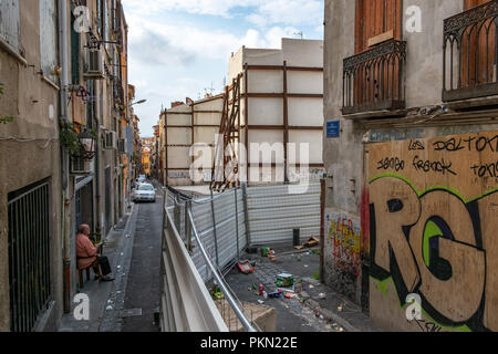 Perpignan, Francia, Spagna. 9 Sep, 2018. Una recinzione metallica visto intorno agli edifici designati per la demolizione nel quartiere storico di Saint-Jacques.il municipio di Perpignan, Francia, ha riavviato un nuovo la riabilitazione del centro storico di Perpignan, che riguarda principalmente il quartiere Saint-Jacques. Ci sono numerosi manifesti per le strade chiedendo che Saint-Jacques non essere distrutto nonostante le cattive condizioni degli edifici. Credito: Paco Freire SOPA/images/ZUMA filo/Alamy Live News Foto Stock