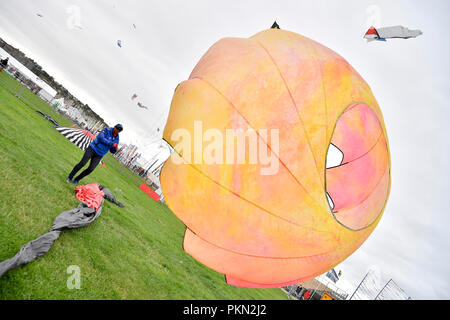 Dieppe, Francia. Xiv Sep, 2018. Un appassionato vola un aquilone di Dieppe, Francia, sul Sett. 14, 2018. Il ventesimo Dieppe International Kite Festival è qui tenuto dal sett. 8 a sett. 16, che attrae oltre mille kite appassionati provenienti da 34 paesi e regioni. Credito: Chen Yichen/Xinhua/Alamy Live News Foto Stock