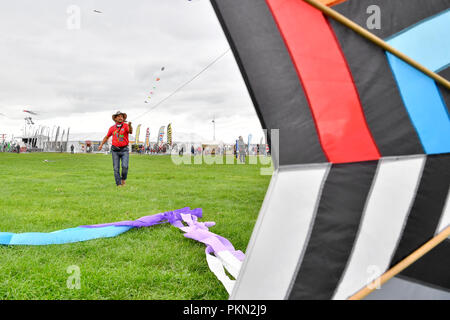 Dieppe, Francia. Xiv Sep, 2018. Un appassionato vola un aquilone di Dieppe, Francia, sul Sett. 14, 2018. Il ventesimo Dieppe International Kite Festival è qui tenuto dal sett. 8 a sett. 16, che attrae oltre mille kite appassionati provenienti da 34 paesi e regioni. Credito: Chen Yichen/Xinhua/Alamy Live News Foto Stock