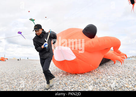 Dieppe, Francia. Xiv Sep, 2018. Un appassionato si ritira un aquilone di Dieppe, Francia, sul Sett. 14, 2018. Il ventesimo Dieppe International Kite Festival è qui tenuto dal sett. 8 a sett. 16, che attrae oltre mille kite appassionati provenienti da 34 paesi e regioni. Credito: Chen Yichen/Xinhua/Alamy Live News Foto Stock