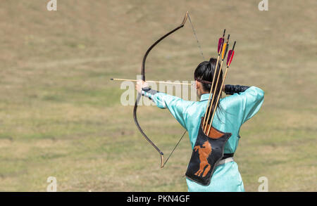 Kyrchyn, Kirghizistan, 6 Settembre 2018: donne mongola durante il mondo giochi nomade 2018, mettere in pratica le abilità di tiro con l'arco Foto Stock