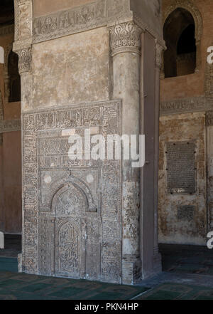 Pietra incisa parete con motivi floreali e calligrafia davanti alla pietra di fondazione di Ahmed Ibn Tulun moschea con inciso il testo di formazione Foto Stock