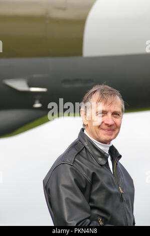 Sqn LDR (in pensione) David Thomas. La RAF, la Royal Air Force Vulcan mostra il pilota Dave Thomas con un aereo da bombardamento Avro Vulcan Foto Stock