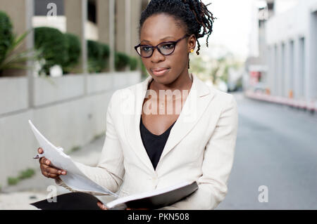 Giovane imprenditrice tenendo i record devono soddisfare il suo partner per un contratto. Foto Stock