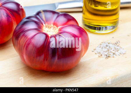 Il pomodoro Mar Azul (Marazul). Si tratta di un nuovo e una deliziosa varietà di pomodoro di delicato blu, viola e rosa di toni più sapore fruttato, succosa e con una Foto Stock