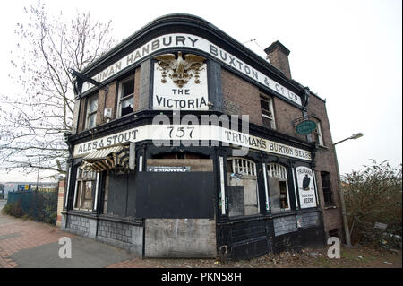 Il Victoria pub, in Charlton, SE7; a sud-est di Londra, Inghilterra, chiusa e abbandonata ormai da alcuni anni Foto Stock
