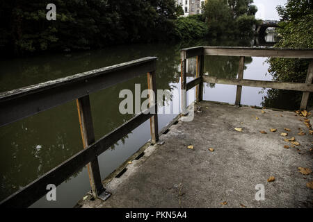 Piccolo approdo per le barche, dettaglio di trasporto di acqua Foto Stock