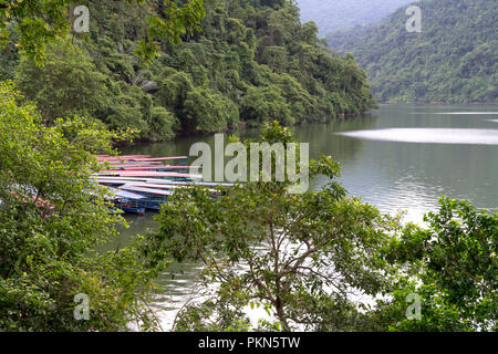 Un pontile che serve i turisti su Ba essere lago in Bac Kan Provincia, Vietnam Foto Stock