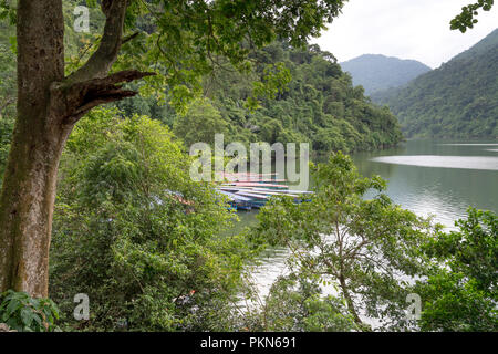 Un pontile che serve i turisti su Ba essere lago in Bac Kan Provincia, Vietnam Foto Stock