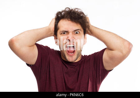 Urlando bel giovane adulto che indossa la t-shirt Foto Stock