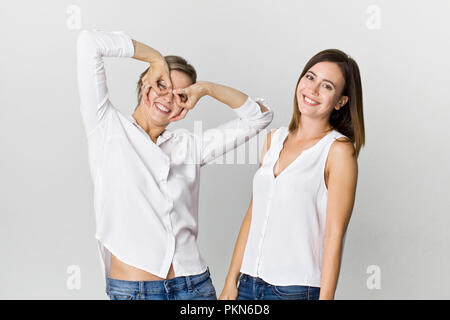 Due amiche avendo divertimento allo studio. Due giovani donna sorridente ritratto Foto Stock