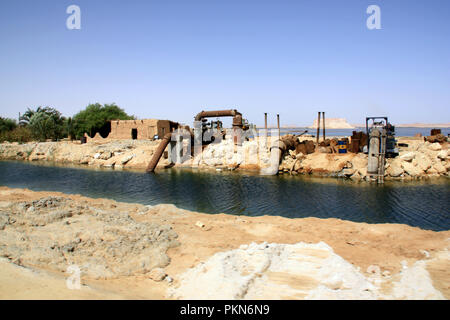 Rusty stazione di pompaggio dell'alimentazione idrica pubblica in Siwa, Oasi di Siwa, Egitto Foto Stock