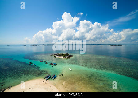 Barche parcheggiate sulla riva, isola di Bangka Belitung, Indonesia Foto Stock