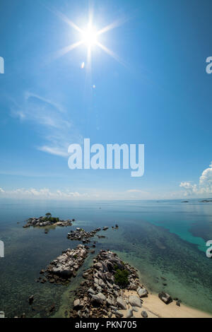 Isole rocciose al sole, Bangka Belitung, Indonesia Foto Stock