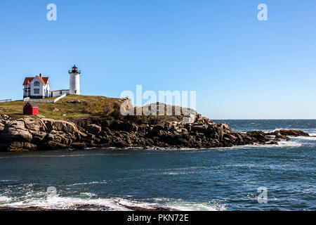 YORK, Maine, Stati Uniti d'America - OTTOBRE, 10, 2016: Cape Neddick 'Nubble' faro in York con cielo blu Foto Stock