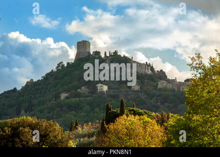 La fortezza medievale di Castiglione d'Orcia, Siena, Toscana, Italia Foto Stock