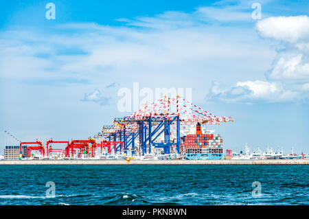 Gru e navi container nel porto di Città del Capo, Sud Africa Foto Stock