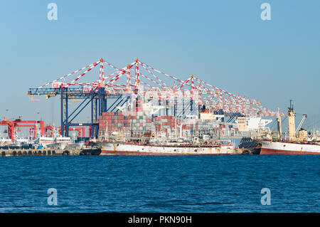 Gru e le navi nel porto di Città del Capo, Sud Africa Foto Stock