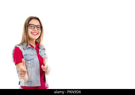 Piuttosto giovane donna adolescente puntando alla fotocamera cercando felice e fresco isolato su sfondo bianco Foto Stock