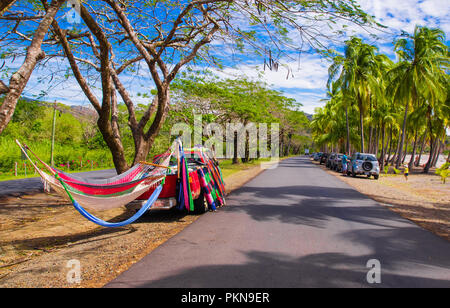 Samara, Costa Rica, Giugno 26, 2018: auto rossa vendita di amache e dintorni della natura di una splendida spiaggia di Samara area in Costa Rica Foto Stock