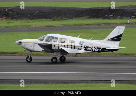 G-BNGT, un Piper PA-28-181 Archer II, a Prestwick International Airport in Ayrshire. Foto Stock