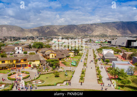 San Antonio de Pichincha, Pichincha, Ecuador - 29 Maggio 2018: vista aerea dell'edificio moderno di UNASUR all'invio di Ciudad Mitad del Mundo centro turistico, nei pressi della città di Quito Foto Stock