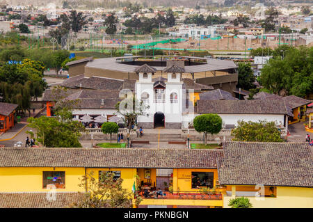 San Antonio de Pichincha, Pichincha, Ecuador - 29 Maggio 2018: Antenna outdoor view dell edificio all interno della Ciudad Mitad del Mundo centro turistico nei pressi della città di Quito Foto Stock