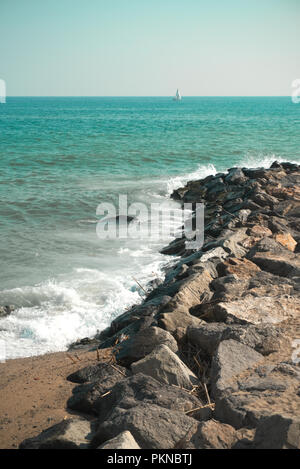 Forme d'onda colpendo coast Foto Stock