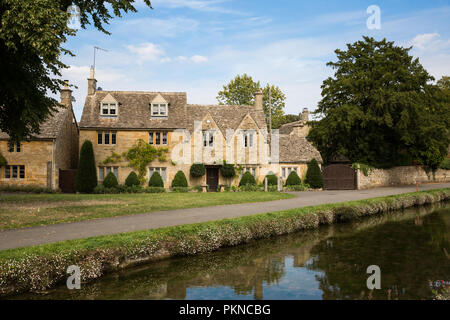 Una fila di splendidi cottage in pietra in Cotswolds village di macellazione inferiore che è una destinazione turistica popolare nel Regno Unito Foto Stock