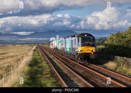 2 Direct Rail Services class 88 modalità bi elettrico & locomotive diesel trasporta un pallone nucleare treno Dunnerhome su la costa del Cumbria linea ferroviaria Foto Stock