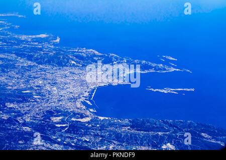 Blue Planet Earth panorama dell'antenna. alta altitudine vista della città di Marsiglia, nel sud della Francia, visto da un aereo cabina finestra sul volo per i paesi del Mediterraneo Foto Stock