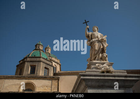 Kirche und statua des Heiligen San Vito Foto Stock