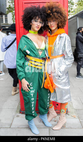 Twin sorelle Sarah e Sabrina Guessab, blogger e stilisti da Parigi al di fuori del negozio Studios per la London Fashion Week. Picture Data: venerdì 14 settembre, 2018. Katie Collins/PA Foto Stock