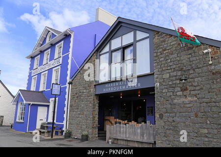 Harbourmaster Hotel e Quay Parade, Aberaeron, Cardigan Bay, Ceredigion, il Galles, la Gran Bretagna, Regno Unito, Gran Bretagna, Europa Foto Stock