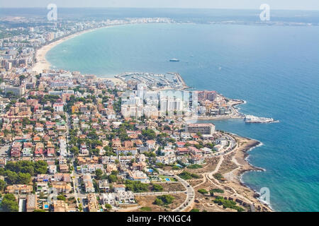 Veduta aerea della Playa de Palma e il Mediterraneo in Mallorca, Spagna. Foto Stock