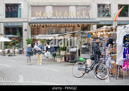 Stoccolma Arlanda, Svezia - 11 settembre 2018: la gente dal mercato al di fuori del Haymarket hotel nel centro di Stoccolma il 11 settembre 2018 in Mallorc Foto Stock