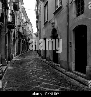 L'Italia, Campobasso, 05/25/2014: Vicolo del borgo antico nel centro storico della città Foto Stock