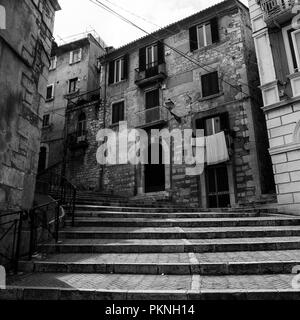 L'Italia, Campobasso, 05/25/2014: scalinata e case in un vicolo del borgo antico nel centro storico della città Foto Stock