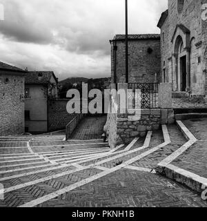 L'Italia, Campobasso, 05/25/2014: Chiesa di San Bartolomeo a destra e la scala del borgo antico nel centro storico della città in stretta- Foto Stock