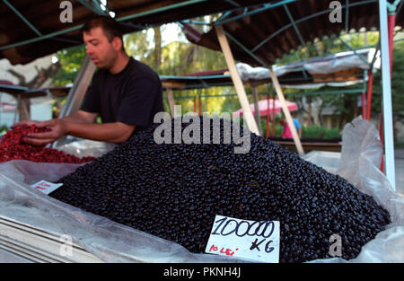 Frutti di bosco per la vendita nel mercato in Brasov in Transilvania Romania. Settembre 2004 Foto Stock