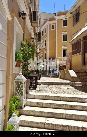 Corfù, Grecia - 5 giugno 2016: la gente visita la città di Corfù in Grecia. La città vecchia di Corfù è un sito Patrimonio Mondiale dell'UNESCO. Foto Stock