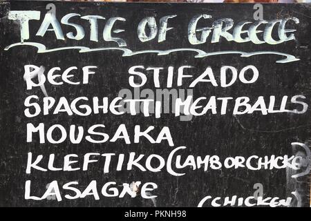 Il menu del ristorante in isola di Corfù - cucina greca Blackboard. Foto Stock