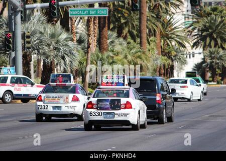 LAS VEGAS, Stati Uniti d'America - 14 Aprile 2014: il traffico automobilistico a Las Vegas, Nevada. Nevada è una delle auto più bassi tassi di proprietà negli Stati Uniti (500 veicoli per 1000 pers Foto Stock