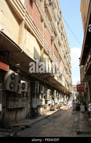 Tipica strada in Al-Balad, Jeddah, Arabia Saudita Foto Stock