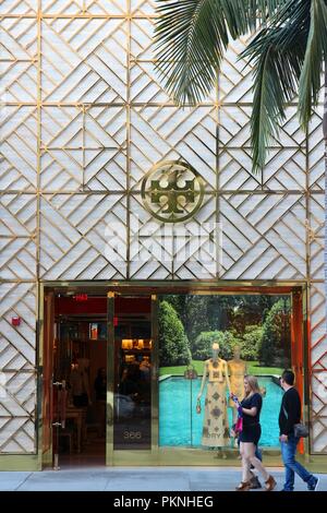 LOS ANGELES, Stati Uniti d'America - Aprile 5, 2014: la gente a piedi da Tory Burch store in Beverly Hills Los Angeles. Tory Burch è un americano di marchio di moda fondata nel 20 Foto Stock